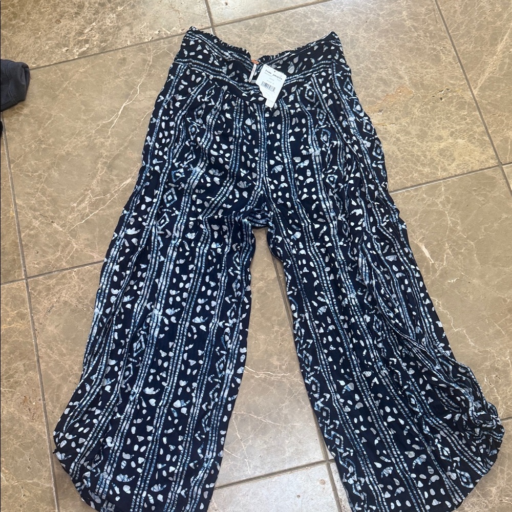 Stylish Blue and White Patterned Skirt